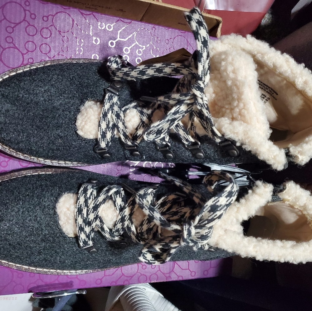 MADDEN NYC Women's Cozy Black and Cream Boots